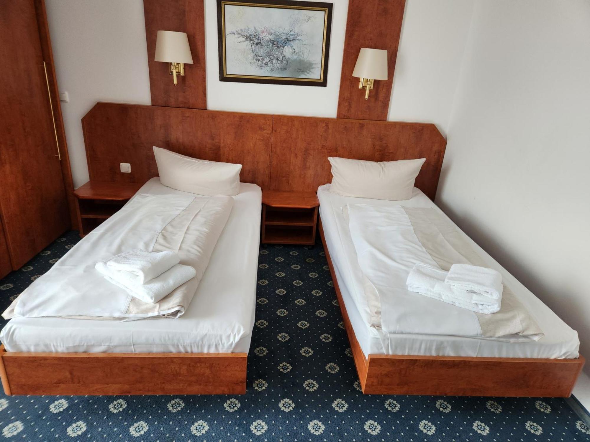 Hotel Hoyers In Pinneberg Prisdorf Екстериор снимка